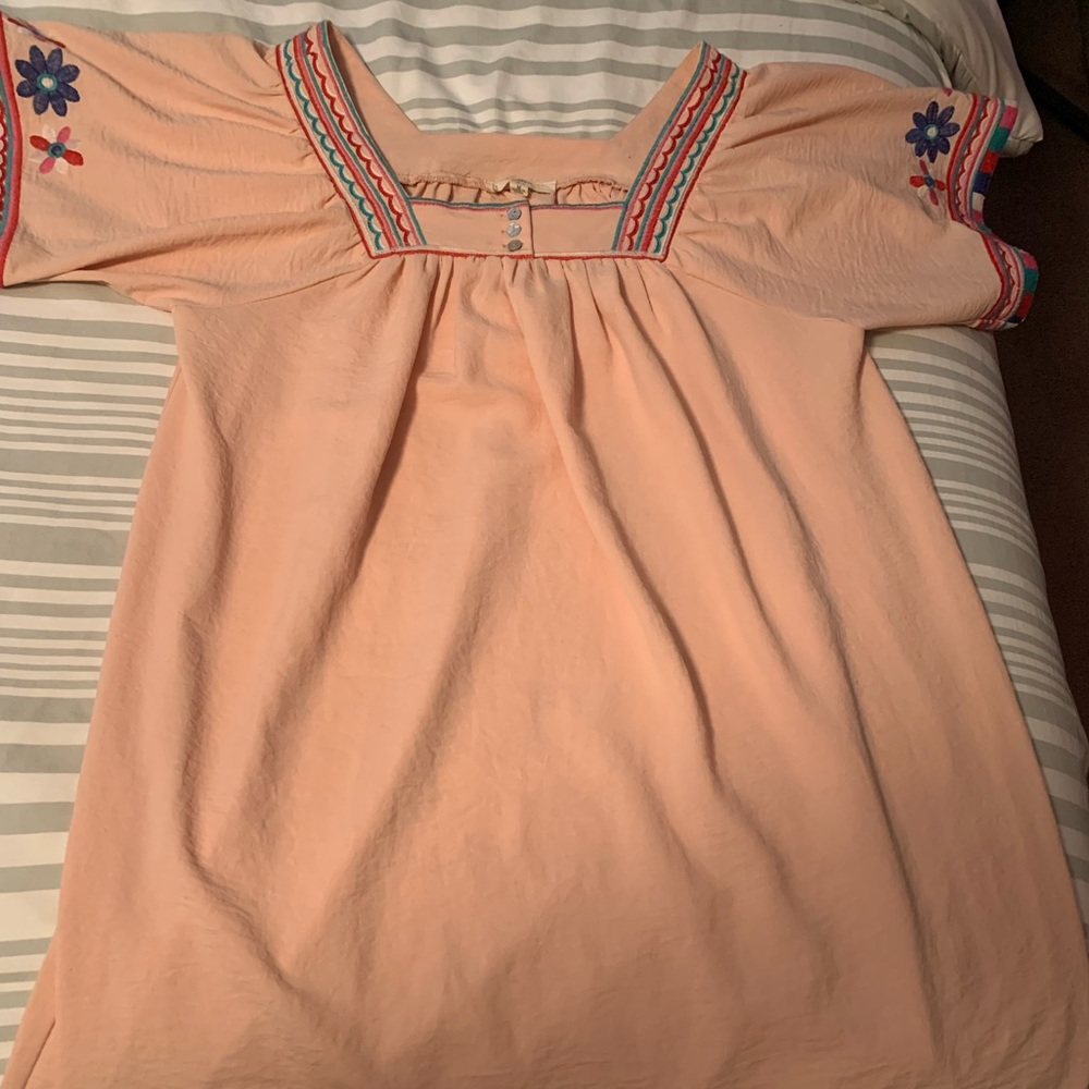 ⭐️ENTRO ⭐️like New, size Medium! Peachy🍑color with flowery details 🌺